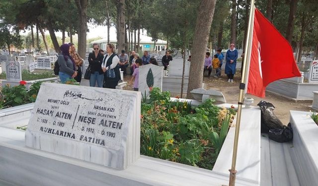 Diyarbakır’da öldürülen öğretmen ve babası anıldı