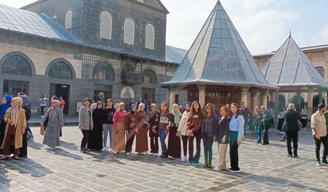 Dicle Üniversitesi'ni kazanan gençler Diyarbakır'ı gezdi