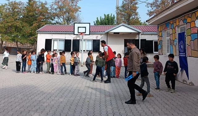 Diyarbakırlı gençlerden köy okulunda etkinlik