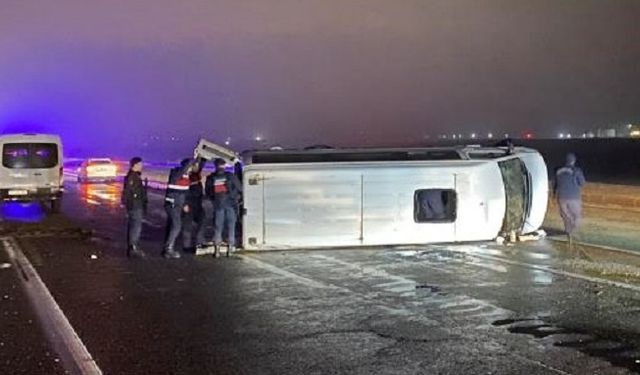 Ergani yolcu minibüsü devrildi: Çok sayıda yaralı var!