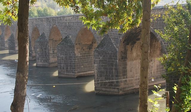 On Gözlü Köprü’de su seviyesi azaldı: Çöpler ortaya çıktı!