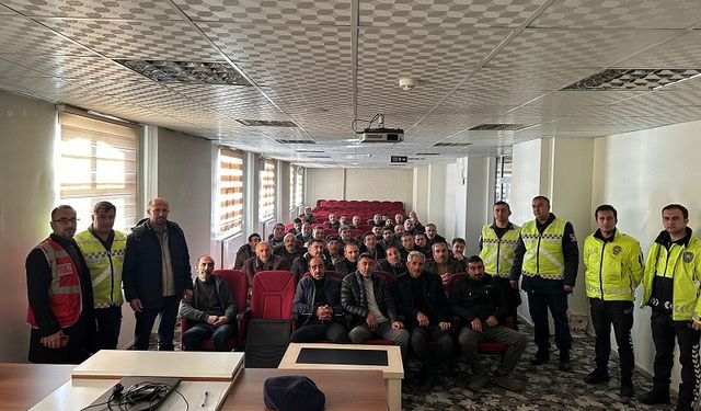 Bingöl Karlıova'da servis sürücülerine eğitim verildi