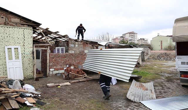 Eve girmeye korkup barakada yaşadılar! Elazığ’da harekete geçtiler