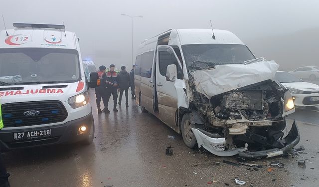 Gaziantep’te yolcu minibüsü kaza yaptı: Yaralılar var
