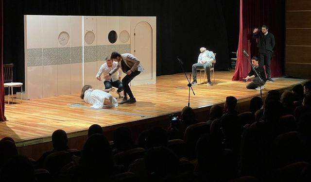 Diyarbakır’da öğrencilerden tiyatro oyunu! “Gül-Geç”