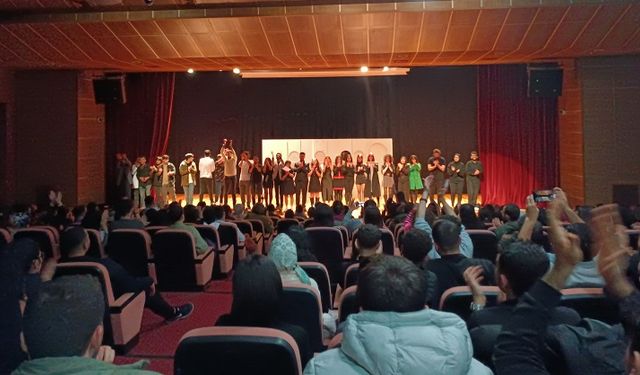 Diyarbakır'da yüzlerce kişi tiyatro gösterisine akın etti