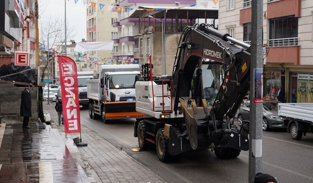 Diyarbakır’da belediye yeni aldığı araçlarla konvoy yaptı