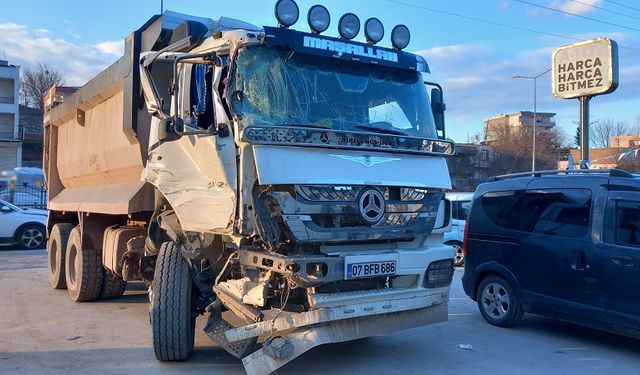 Diyarbakır'da kamyon 4 araca çarptı! Yaralılar var
