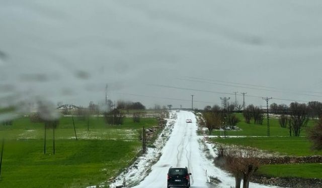 Diyarbakır’da kar yağdı! Sürücüler yolda kaldı
