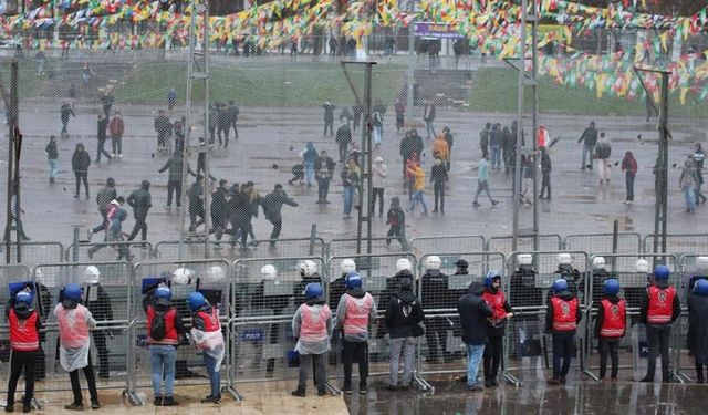 Diyarbakır Newroz'unda telefon çalan 5 kişi tutuklandı