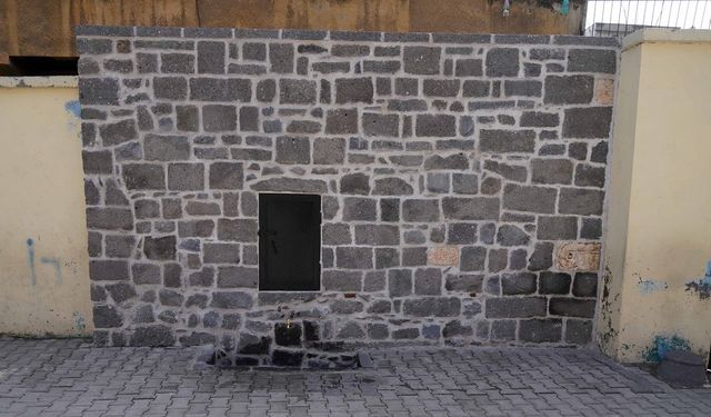 Diyarbakır'da tarihi çeşmeye duvar ördüler!