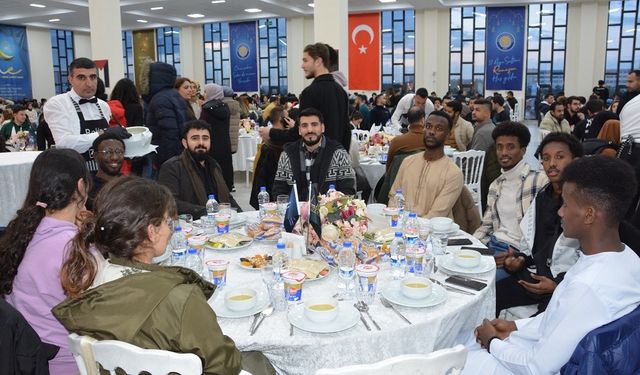 Diyarbakır'da ücretsiz iftar yemeği lüks lokantaları aratmadı