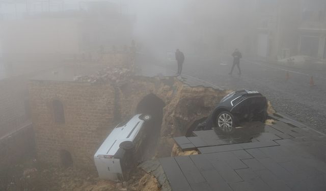 Mardin'de şok kaza! Yol çöktü arabalar avluya düştü