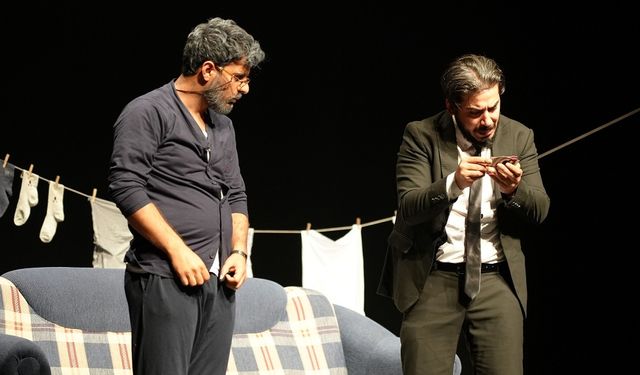 Amed Tiyatro Festivali sürüyor! "Qral û Travîs" sahnelendi