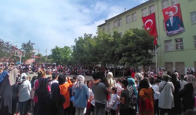 Diyarbakır Gazi İlkokulu'nda 23 Nisan kutlaması