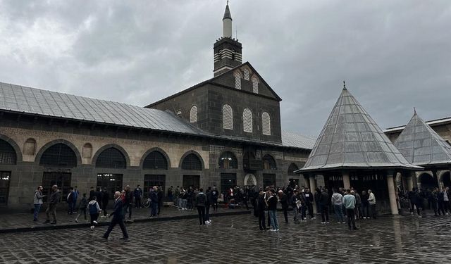 Diyarbakır’da yüzlerce kişi bayram namazı için Ulu Camiye akın etti