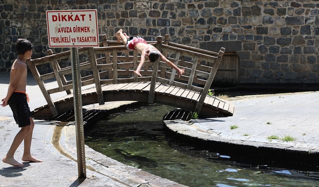 Diyarbakır'da çocuklar süs havuzuna girdi