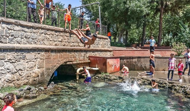 Diyarbakır’da çocuklar yasak havuzda serinliyor