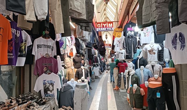 Diyarbakır'da havalar ısındı, zamlı tişörtler satışta!