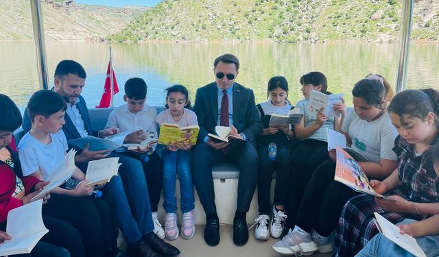 Diyarbakır'da kaymakam çocuklarla tekne turunda kitap okudu