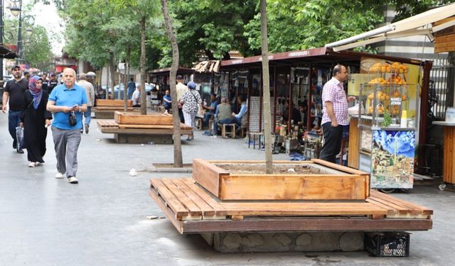 Diyarbakır Gazi Caddesindeki kent mobilyaları yenileniyor