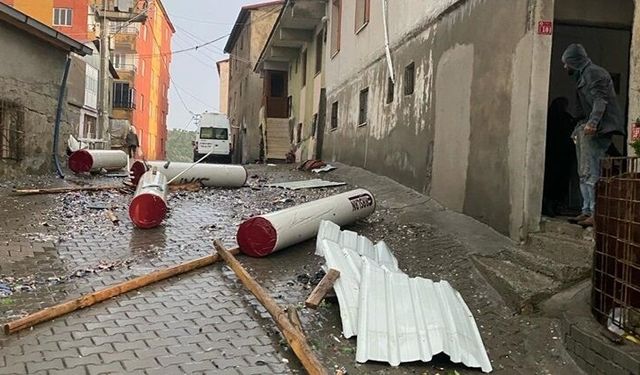 Diyarbakır’da fırtına evin çatısını uçurdu! Aile mağdur