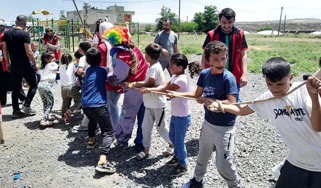 Diyarbakır'da gönüllü gençler kalpleri çalmaya devam ediyor