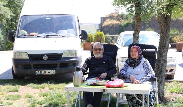 Karavanla Türkiye’yi geziyorlar! Durakları bu kez Diyarbakır