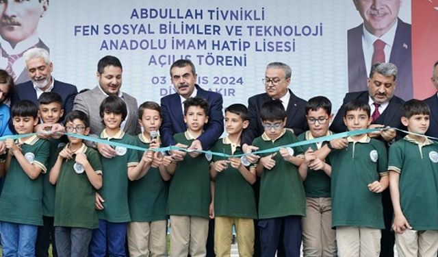 Bakan Tekin Diyarbakır'da okul açılışına katıldı