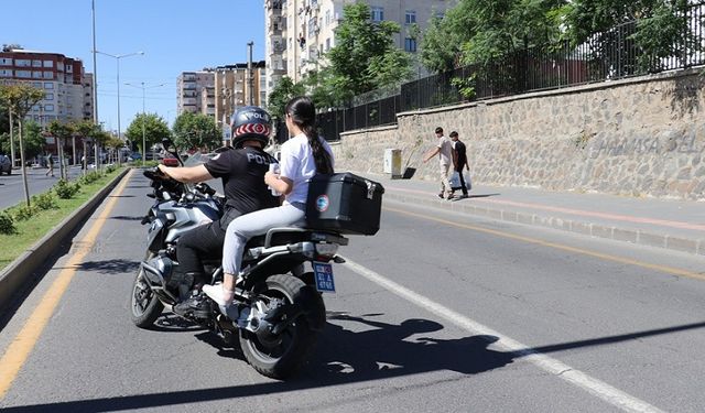 Diyarbakır’da öğrencilerin imdadına polis yetişti