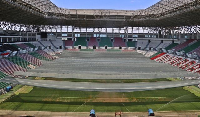 Diyarbakır Stadyumu’nda zemin için ‘yapay’ çalışma: Böyle korunuyor!