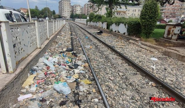 Diyarbakır’daki tren rayı çöp yoluna döndü!