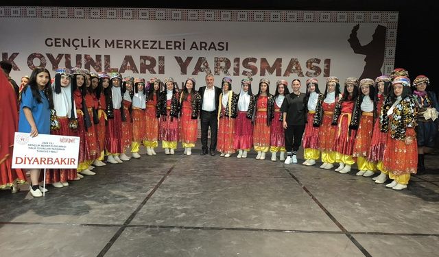 Diyarbakırlı gençler halayda Türkiye 3’üncüsü oldu!