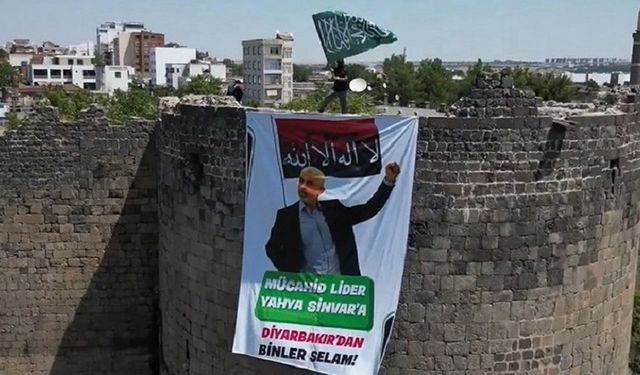 Diyarbakır tarihi surlarına Yahya Sinvar’ın posteri asıldı