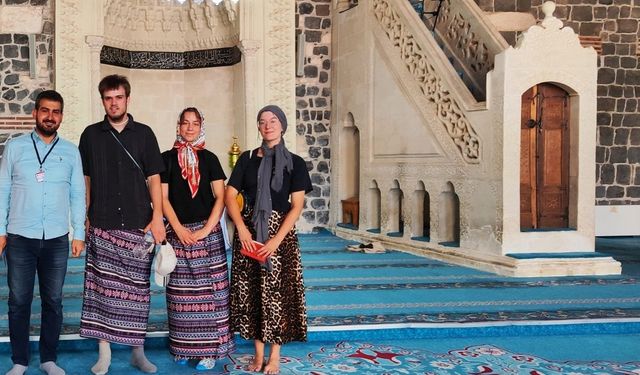 Diyarbakır Ulu Camii’de yabancı turistler etek giydi!