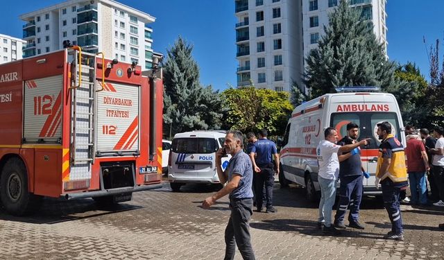 Diyarbakır'da metruk bina yandı!