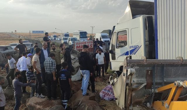 Diyarbakır’da feci kaza! Kamyonla otomobil çarpıştı: 1 ölü, 2 yaralı