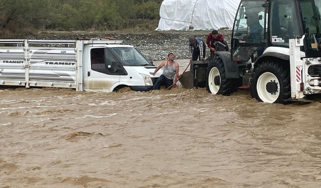 Diyarbakır’ın ilçesinde yağış sonrası bir sürücü mahsur kaldı!