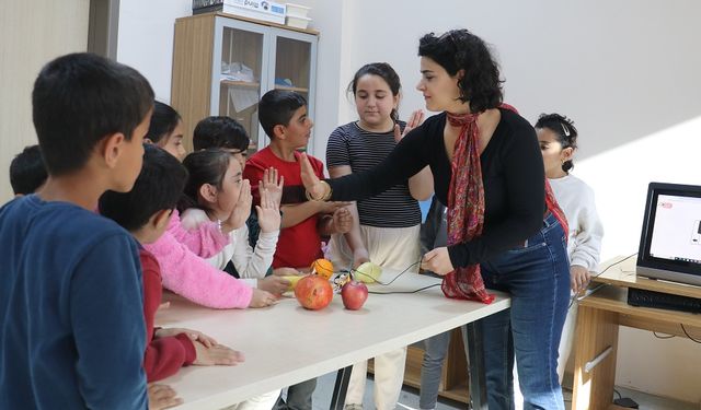 Diyarbakır’da çocuklardan ilginç buluş! Meyvelerden piyano yaptılar