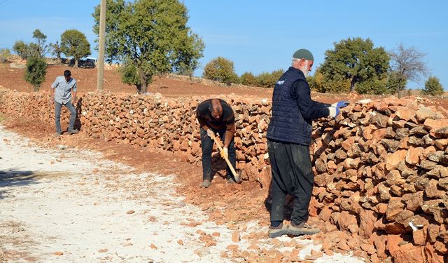 Diyarbakır’da mezarlık yolu çalışmasında belediye halk el ele