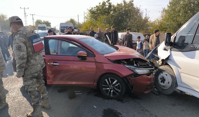 Diyarbakır’da öğrenci servisi ve taziye aracı çarpıştı! Ağır yaralı var