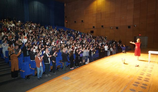 Diyarbakır’da sanatçı Nazan Kesal tek kişilik oyun sergiledi!