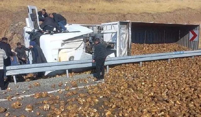 Elazığ- Diyarbakır yolunda pancar yüklü kamyon devrildi