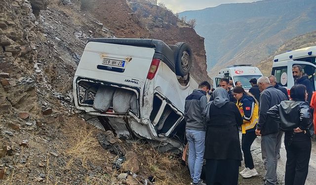 Hakkâri’de minibüs takla attı: Çok sayıda yaralı var!