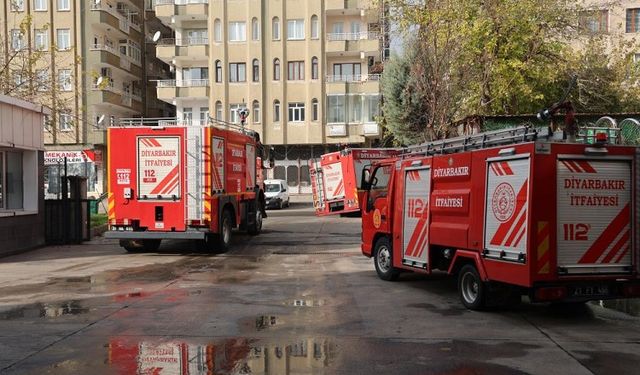 Diyarbakır’da park halindeki otomobil kül oldu