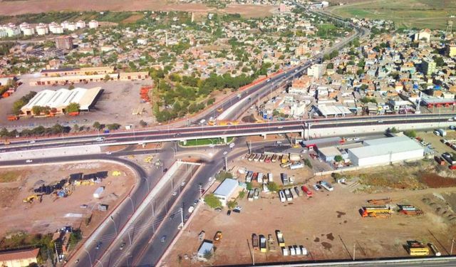 Diyarbakır’ın bu yolunda trafik akmıyor: Giren çıkmakta zorlanıyor!