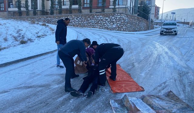 Elazığ’da buz kaplı yolda düştü: Ekipler zorla ambulansa taşıdı!