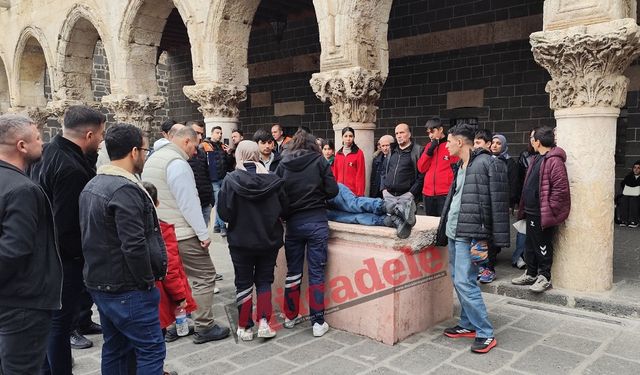 Diyarbakır’da musalla taşına yattı: Herkes etrafına toplandı!