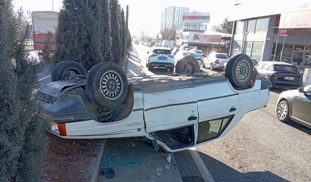 Diyarbakır’da otomobil ters döndü: Burunları bile kanamadı!