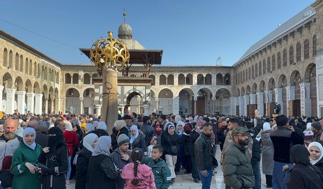 Emevi Camii'nde cuma izdihamı: 3 kişi yaşamını yitirdi